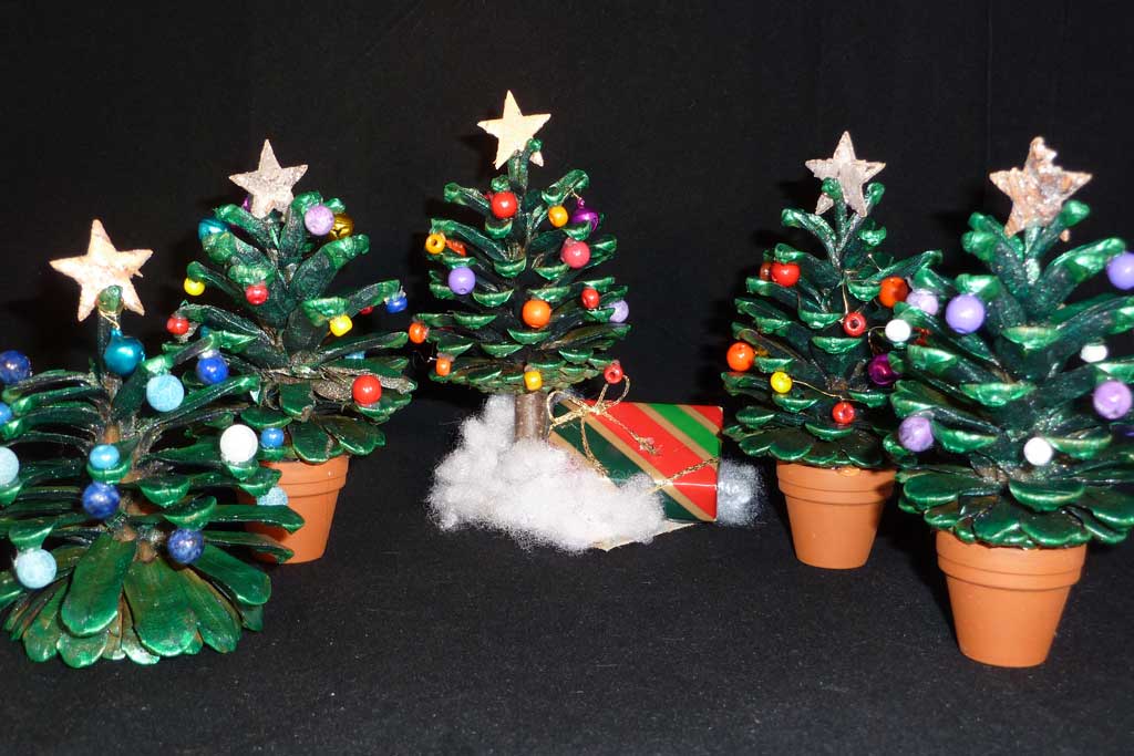 Weihnachtsdeko basteln: Tannenzapfen als Baumschmuck