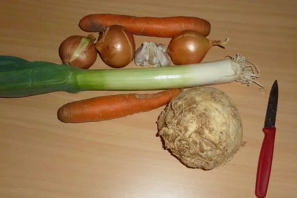 Gemüsebrühe zubereiten