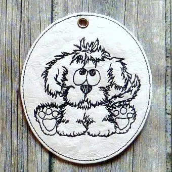 ITH Stickdatei Kritzelhund sitzen Anhänger 1010