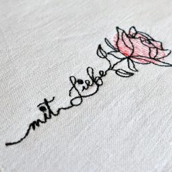 7116 Stickdatei Elfenidee Kostprobe Wortblume detail01