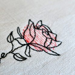 7116 Stickdatei Elfenidee Kostprobe Wortblume detail02